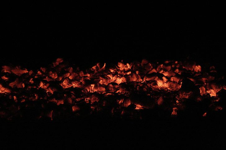 Firewalk - přechod přes žhavé uhlí bosýma nohama